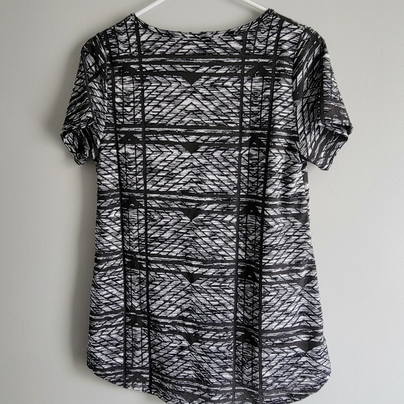 LulaRoe Classic Tee - Picture 2 of 5